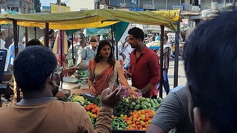 ...अन् बघता बघता गर्दीचाच झाला सिनेमा! उसळली बघ्यांची गर्दी