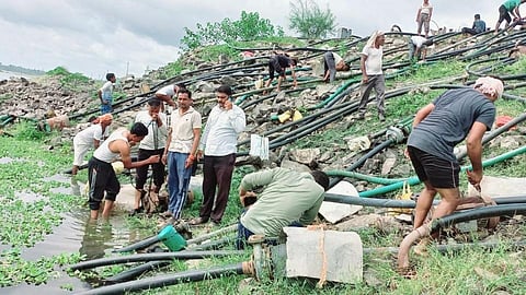 "उजनी'च्या काठावर शेतकऱ्यांची धांदल! पाइप, केबल, मोटारी काढण्यास सुरवात