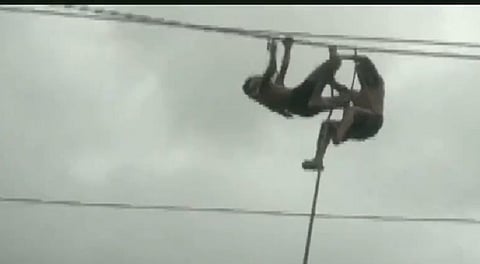 VIDEO : नदीत वीज वाहिनीवर अडकलेल्या दोन कर्मचाऱ्यांची सुटका