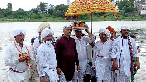 आषाढी एकादशीच्या पवित्र दिवशी संतांच्या पादुकांचे झाले चंद्रभागा स्नान !