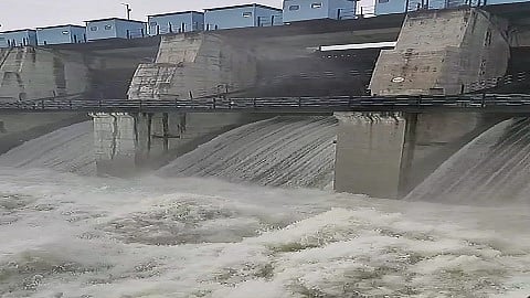 सेलू (जि.परभणी) तालुक्यातील निम्न दुधना धरणातून पाण्याचा विसर्ग सुरु आहे.