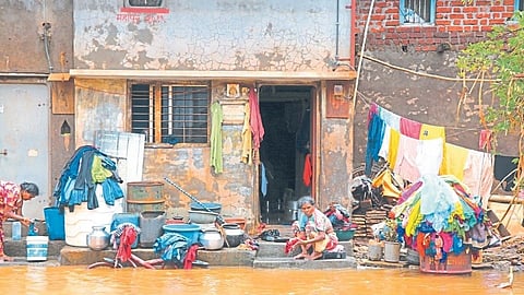 भिंती घालणाऱ्यांनी आर्किमिडीज विसरू नये