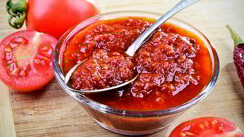 चटपटी 'टोमॅटो चटणी'सोबत पराठेचा आनंद घ्या