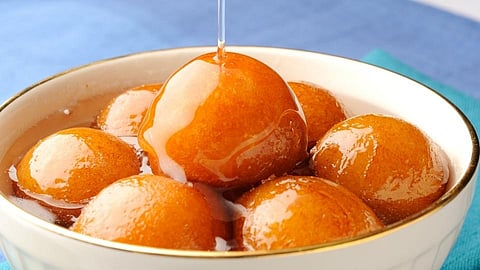 मिल्क पावडरसह रसदार गुलाब जामुन बनवा, रेसिपी जाणून घ्या