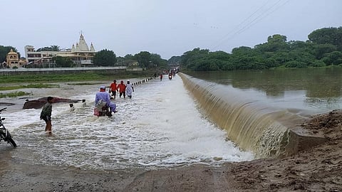 लासूर स्टेशन (ता.गंगापूर) : परिसरात जोरदार पाऊस झाल्याने शिवना नदी दुथडी भरुन वाहतेय.
