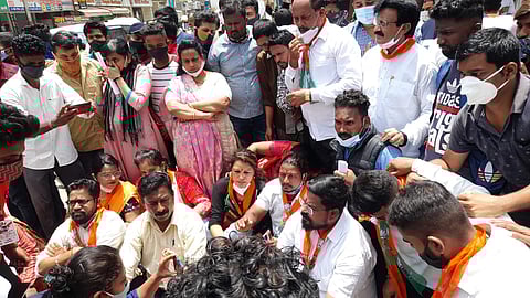 मुख्यमंत्र्यांसमोर भिडले सेना-भाजपचे कार्यकर्ते