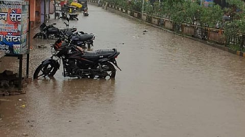 निलंगा (जि.लातूर) : निलंगा शहरासह तालुक्यात मुसळधार पाऊस झाला.