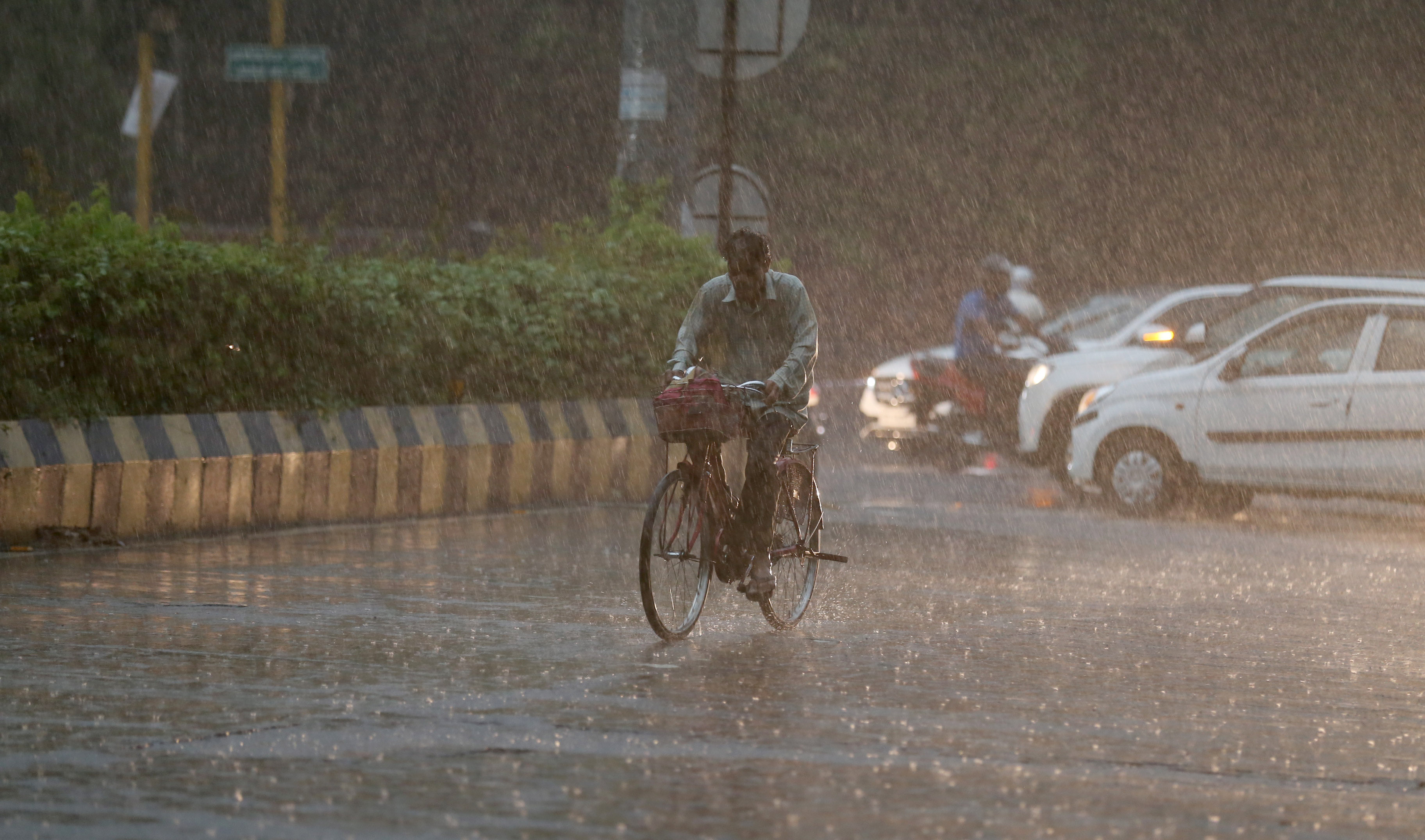 तालुक्यात विजांच्या कडकडाटांसह जोरदार पाऊस