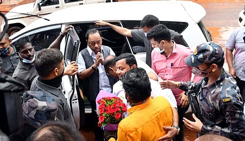 रत्नागिरी: मारुती मंदिर येथे राणेंचे स्वागत करताना भाजप पदाधिकारी