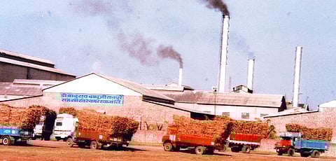 राज्यातील दीड लाख साखर कामगारांच्या पगारात १२ टक्के वाढ