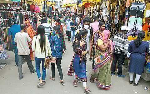 पुण्यातील बाजारात चैतन्य; ग्राहकांचा खरेदीसाठी उत्साह