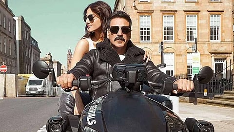 Movie Review; बेल नव्हे 'फेल बॉट्म'