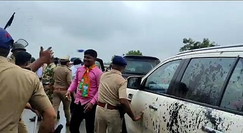 किरीट सोमय्यांच्या गाडीवर दगडफेक, शाई फेकल्याने काढता पाय