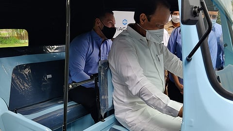 जेव्हा उपमुख्यमंत्री अजित पवार रिक्षा चालवतात