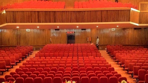 थिएटर सुरु करण्यासाठी नाट्यगृहाबाहेर रंगकर्मींची 'महाआरती'