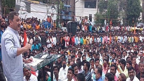 नांदेड : मराठा क्रांती मोर्चाच्या वतीने आयोजित मराठा क्रांती मूक आंदोलनप्रसंगी संभाजीराजे छत्रपती बोलत होते.