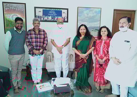 शरद पवार आणि अलका कुबल यांची बारामतीत भेट