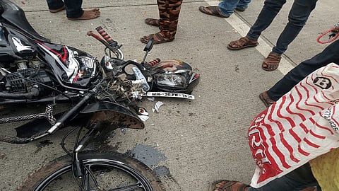 अंबड (जि.जालना) : अंबड-जालना महामार्गावरील डाबरूळ फाट्यावर दुचाकी-कंटेनरचा अपघात.