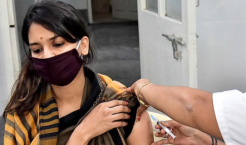 देशात तिसऱ्या लाटेची भीती; कोरोना रुग्णांच्या संख्येत वाढ