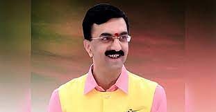 भर पावसात शंभूराज देसाईंनी धरणग्रस्तांशी साधला संवाद