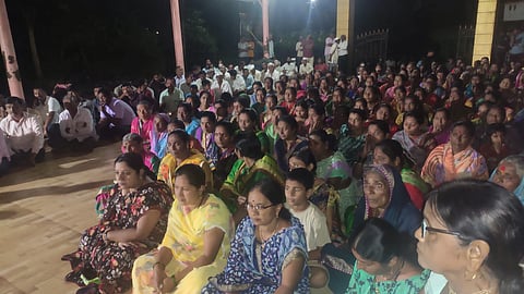 सोनाळी : येथे वरद पाटील या बालकाच्या शोकसभेवेळी उपस्थित ग्रामस्थ.