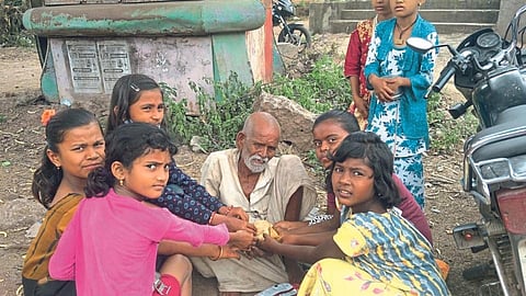 बालमनातील माणुसकी! बेघर-भुकेल्या आजोबांना भरवताहेत घास