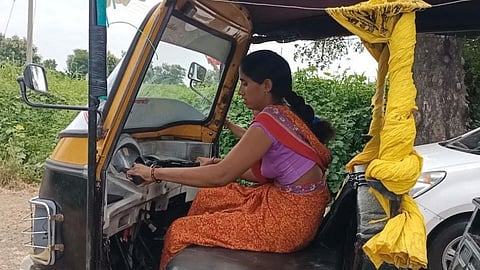 ‘ती’च्या हाती ऑटोचे स्टिअरिंग; सुखी संसाराला कोरोनाची दृष्ट