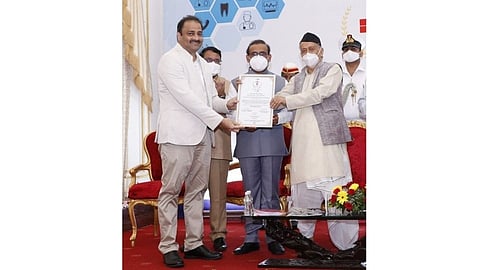 कोल्हापूरच्या डाॅक्टरांचा राज्यपालांकडून गौरव