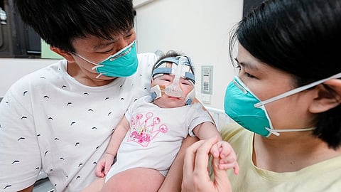 जगातील सर्वात लहान बाळ; जन्मावेळी सफरचंदाएवढं वजन