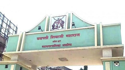 अकोला : शिवसेनेच्या आठ नगरसेवकांसह राष्ट्रवादीचा नगरसेवक निलंबित