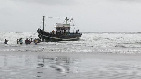 खवळलेल्या समुद्रात दहा वावात नौकेचं इंजिन पडलं बंद अन्...