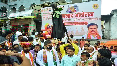 तुळजापूरात (जि.उस्मानाबाद)  -भाजपच्या वतीने मंदिर उघडावे यासाठी शंखनाद आंदोलन तुळजाभवानी मंदिराच्या महाद्वारासमोर करण्यात आले.