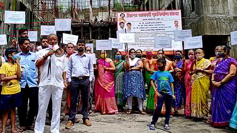 11 वर्षांपासून इमारतीचे बांधकाम सुरूच! संतप्त नागरिकांचे आंदोलन