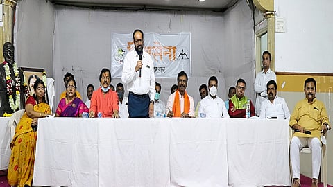 औरंगाबाद : शाखा प्रमुखांना विनोद घोसाळकर यांनी मार्गदर्शन केले.यावेळी उपस्थित सुनीता आऊलवार, प्रदीप जैस्वाल, आंबादास दानवे, त्र्यंबक तुपे, नंदकुमार घोडेले, राजेंद्र जंजाळ, बाळासाहेब थोरात.