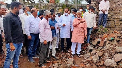 स्थलांतरीत कुटुंबांना १० हजाराची मदत द्या; पालकमंत्र्यांचा आदेश