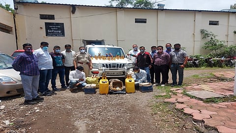 औरंगाबाद : बनावट विदेशी दारू बनवून विक्री करणाऱ्यांना राज्य उत्पादन शुल्क विभागाने ताब्यात घेतले असून कारवाईत दारु जप्त करण्यात आली.