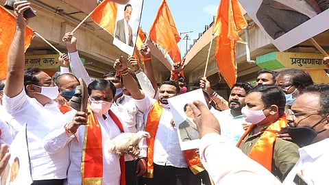 औरंगाबाद - 'नारायण राणे कोंबडी चोर' या घोषणा देत शिवसेनेने औरंगाबादेत आंदोलन केले. (छायाचित्र - सचिन माने)