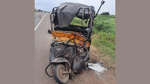 टेम्पो व रिक्षाच्या अपघातात पुणे येथील एक ठार, पाच जखमी !