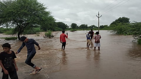 वडीगोद्री (जि.जालना) - वडीगोद्री-नालेवाडी रस्त्यावरील मांगनी नदीला पूर आला आहे. (छायाचित्र - दिलीप दखने)