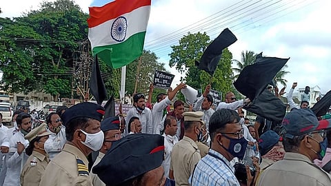 औरंगाबाद - पालकमंत्री सुभाष देसाई यांना एमआयएमच्या वतीने काळे झेंडे दाखवून निषेध करण्यात आला.