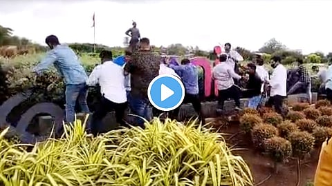 मुंबई विमानतळावरील 'अदानी एअरपोर्ट्स'चे बोर्ड शिवसैनिकांनी फोडले