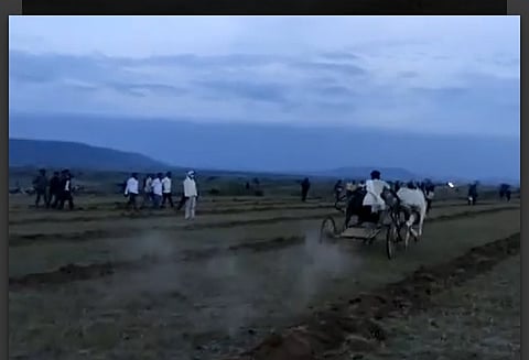 पडळकरांची बैलगाडा शर्यत झालीच; रात्रीत बदलला ट्रॅक