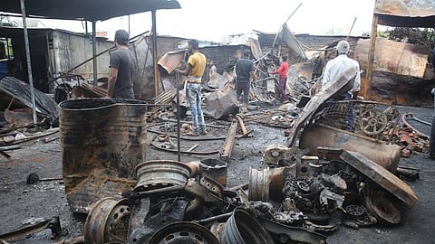 नागपूर : आगीत आठ गॅरेजची राख; काछीपुरावासींचे जागरण