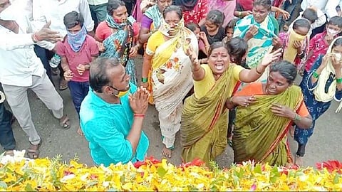 "आमच्या देवळातील देवच निघून गेला"