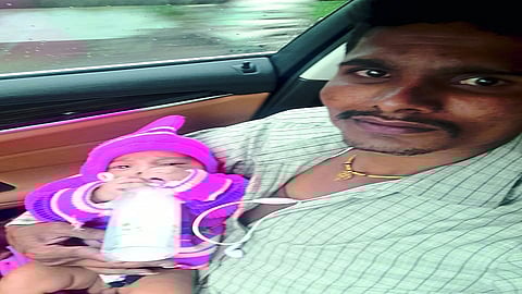 वाळूज (जि.औरंगाबाद) - अपहरण झालेल्या चिमुकल्यासह आरोपी.