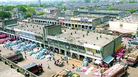 नागपूर : कळमना बाजारात शेतकऱ्यांचीच कोंडी; माल फेकण्याची वेळ