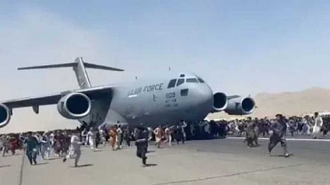 VIDEO व्हायरल झालेल्या 'त्या' C-17 च्या चाकाजवळ आढळले मृतदेह