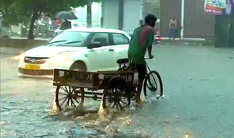 VIDEO - राजधानीला पावसाने झोडपले, रस्त्यावर पाणी, वाहतुकीचा खोळंबा