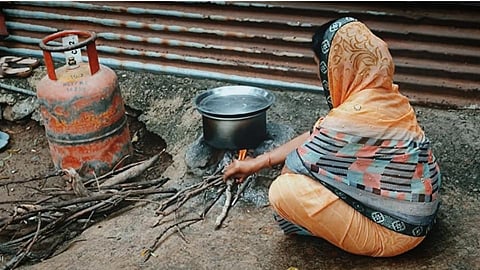 स्वयंपाकघराला महागाईच्या फोडणीचा ठसका! गॅस दरवाढीमुळे सर्वसामान्य हवालदिल
