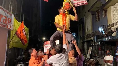 मुंबईत मनसेचं धाकुमाकूम, थर रचून फोडल्या दहीहंड्या